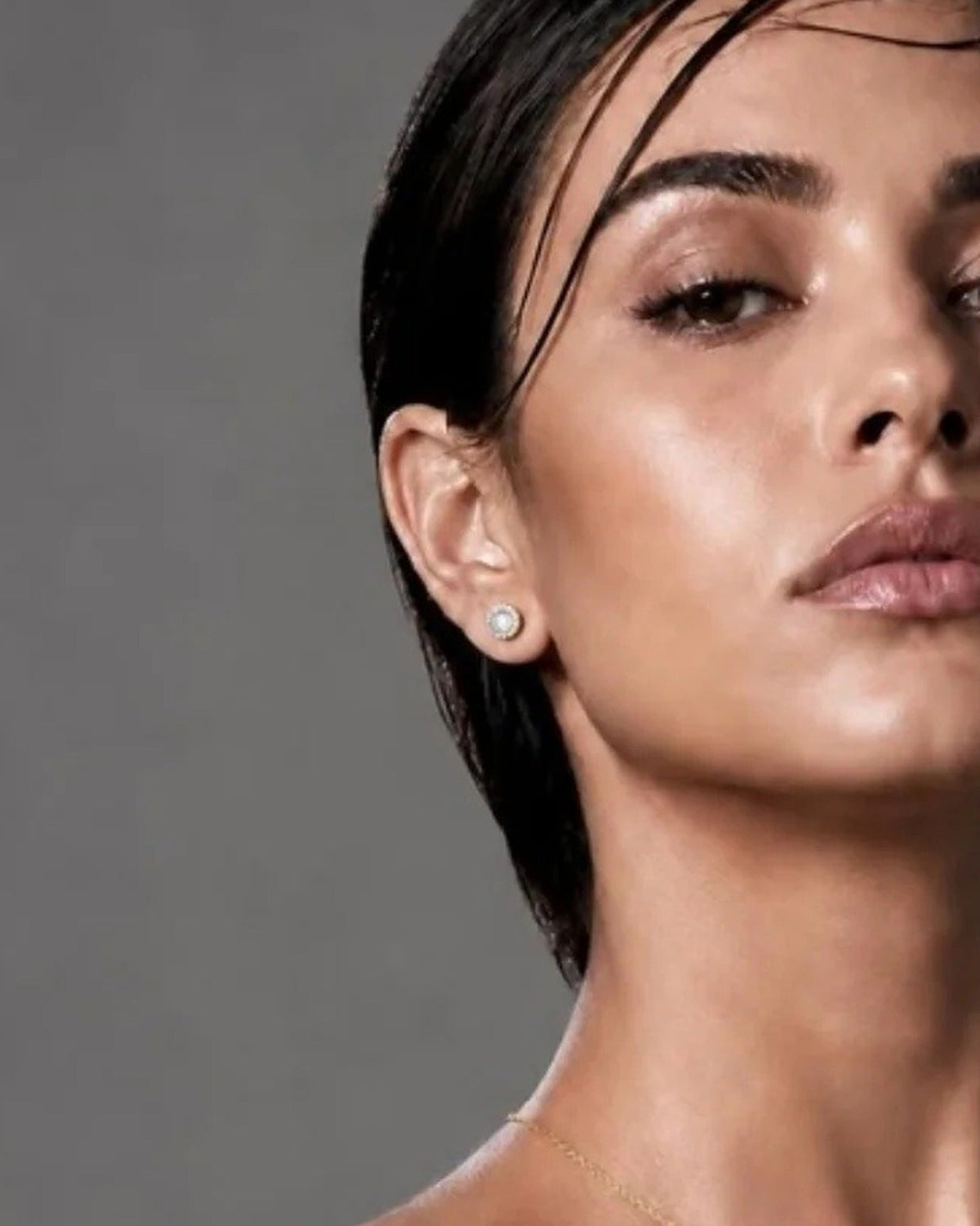 Model trägt die AYPARÉ Halo-Ohrstecker