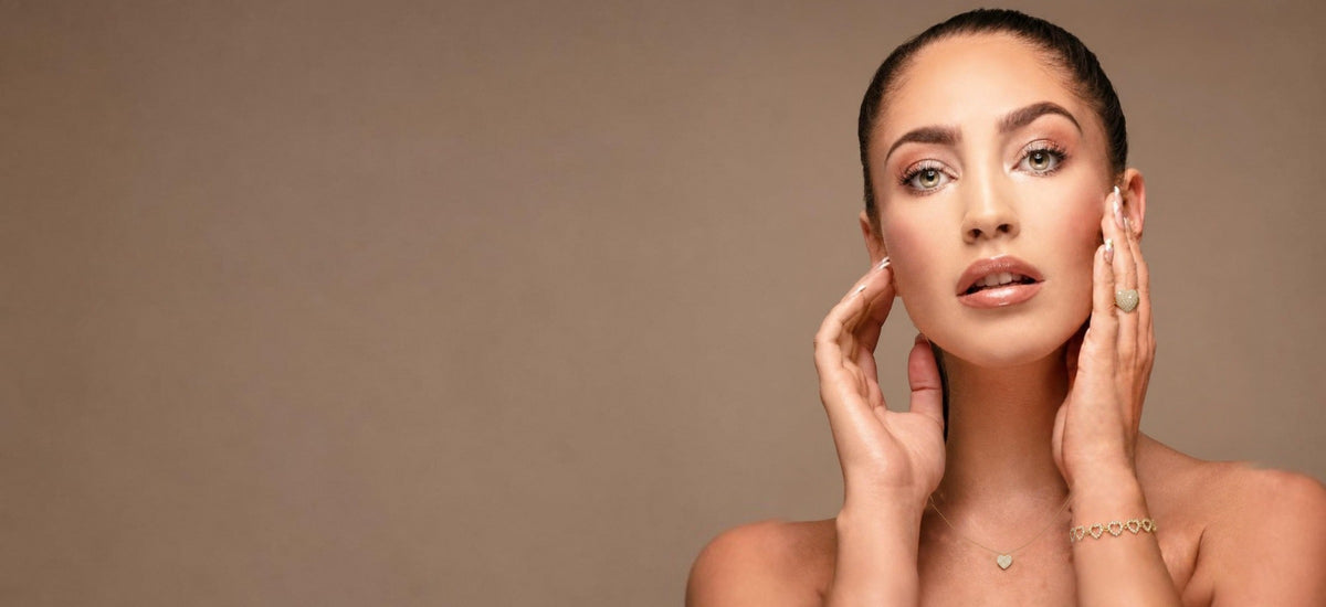 Model trägt Pavé-Herzschmuck von AYPARÉ: Herzkette, Herzring und Herzarmband